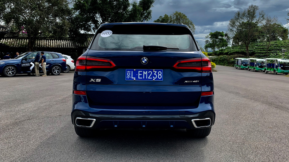 标准的豪华型后驱suv搭配,值得一提,夸张的后胎宽向来是宝马x5的特性
