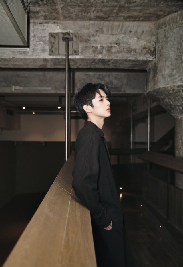 叶盛佳出席时尚活动 冷感休闲碰撞先锋潮流_腾讯新闻