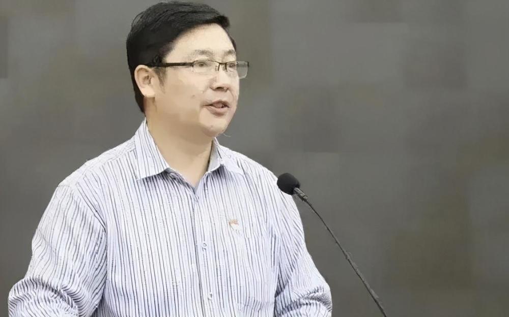 调入深圳前,历任大学教师,副省级教育局主任科员,省级重点中学副校长