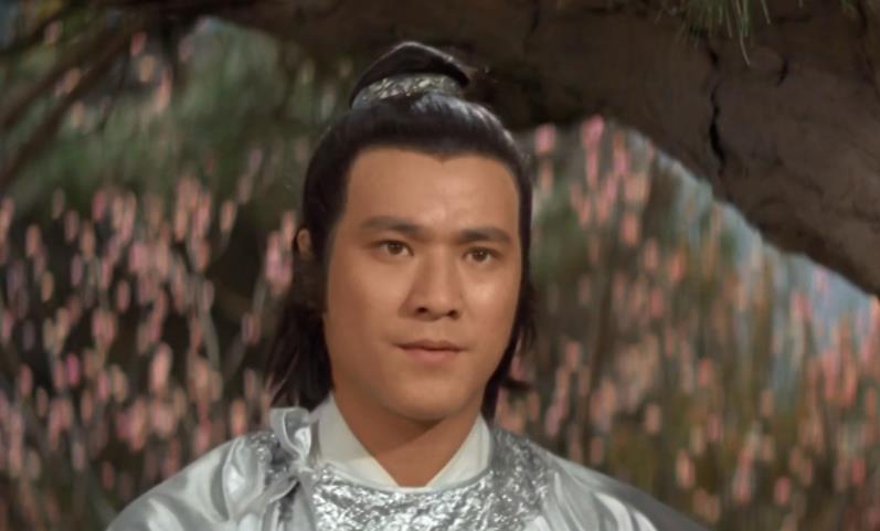 68岁李修贤近况罕曝大腹便便坐路边拍戏无人识曾与周润发齐名