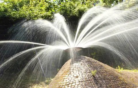 水柱变花洒男生尿尿分叉是什么原因