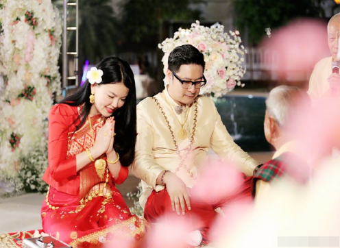 王岳伦|李湘晒夫妻合照回应老公退股：我们好好的，王岳伦甜喊老婆秀恩爱