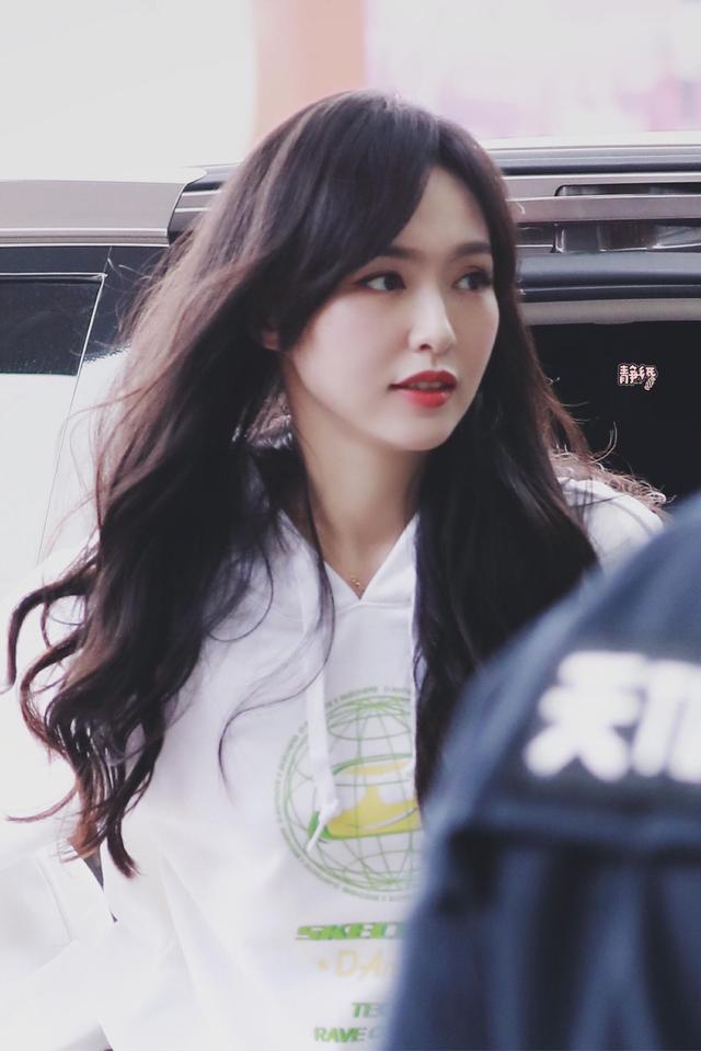 唐嫣开启综艺霸屏模式!怼脸拍出"肉包子脸"美爆,甜美笑容如初恋