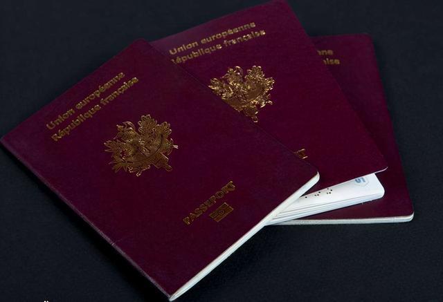 4)第二次入境法国领取身份id卡,护照;3)首次登陆法国办理手续采集指纹