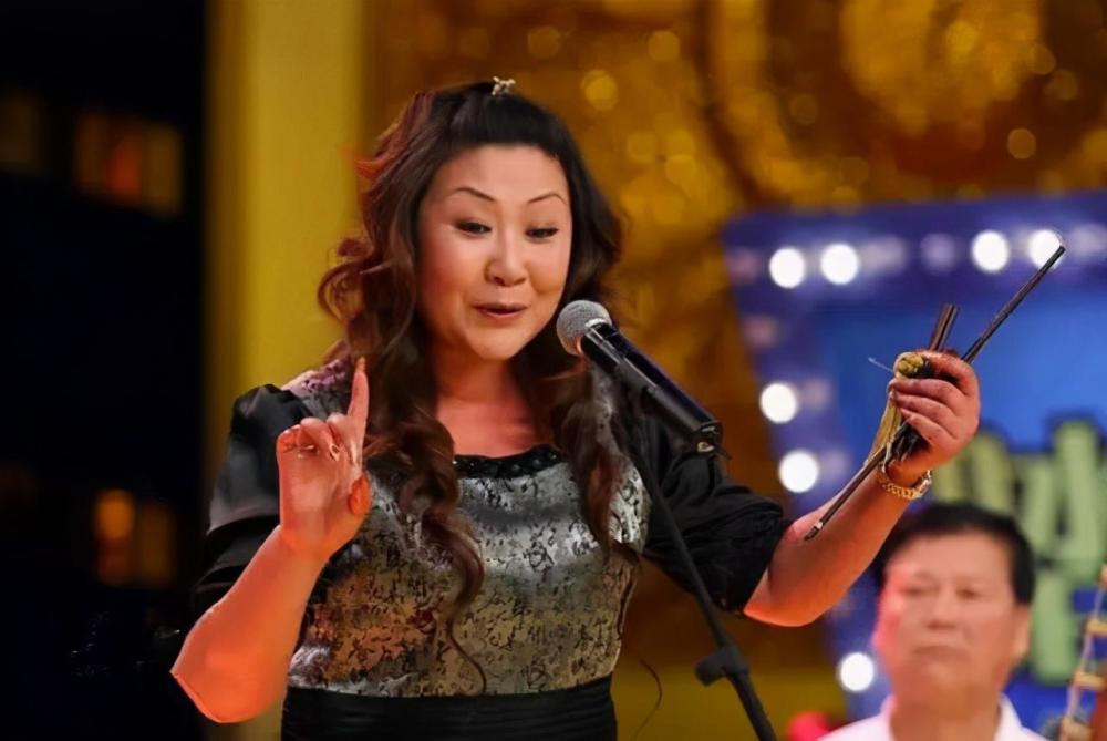 下嫁郭德纲视郭麒麟如己出的王惠凭啥是德云社的掌舵人