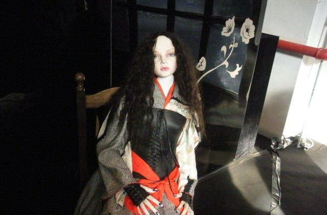 美国青年报复上司绑走其女制成人皮娃娃双眼缝合身体塞满泥土