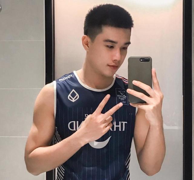 2020男生短发流行发型剪好这4款露额造型帅气不邋遢