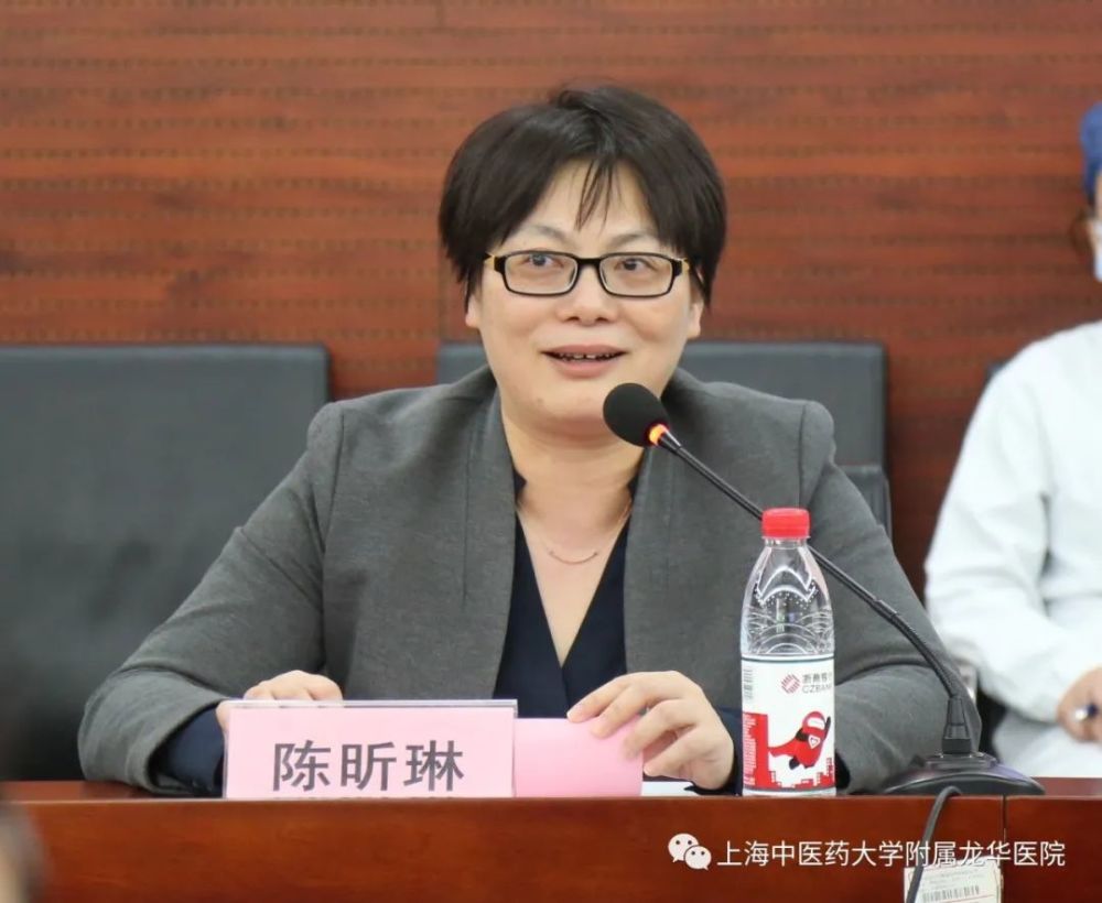 开班仪式上,我院副院长陈昕琳,对外联络部主任,我院护理学科带头人周