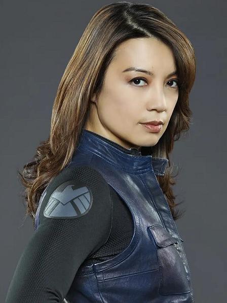 而为花木兰配音的温明娜是冻龄的方脸美女,她气质端庄,给人外柔内刚的