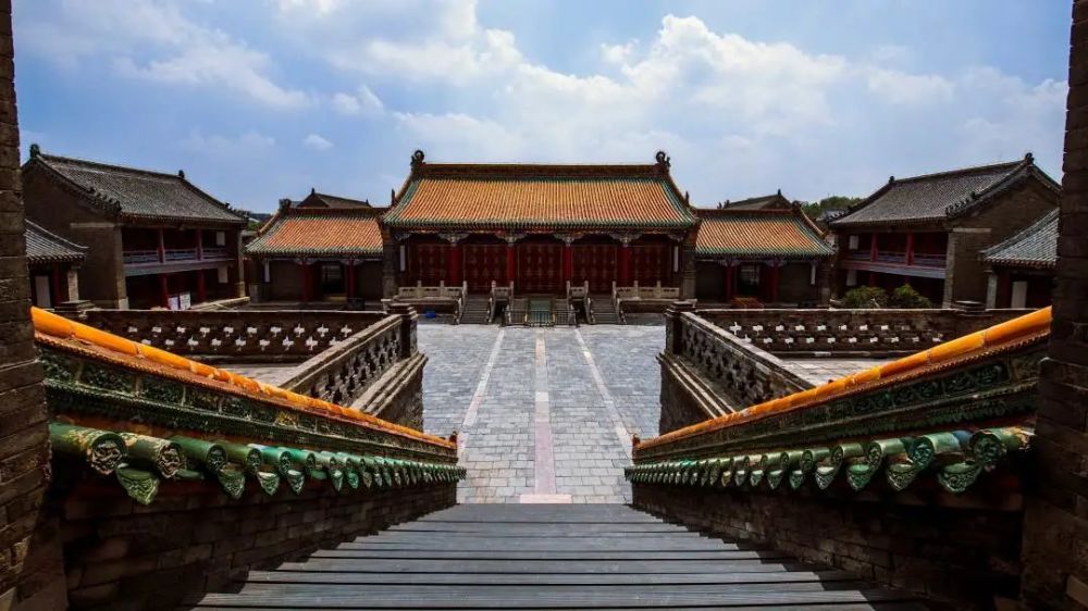 金龙蟠柱的大政殿,崇政殿,排如雁行的十王亭,"万字炕""口袋房"的