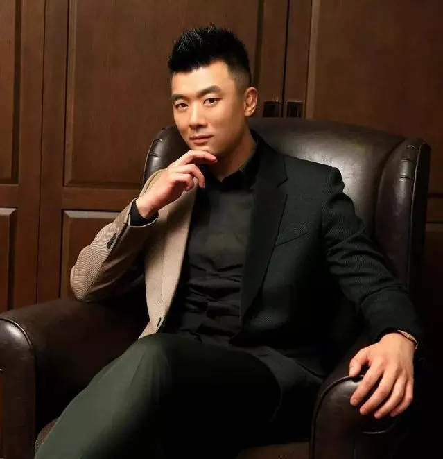 不开艺人事业的成功,两者相辅相成,不得不说黄斌对于艺人的敏感度极高