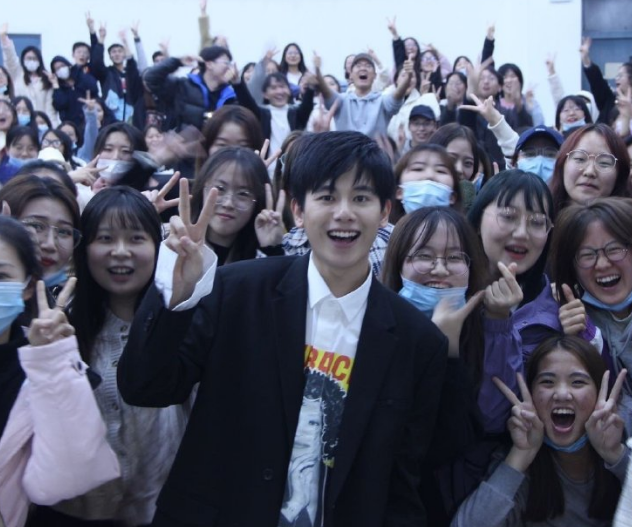 胡先煦现身天津师范大学,看清生图下的颜值:我没眼花吧?