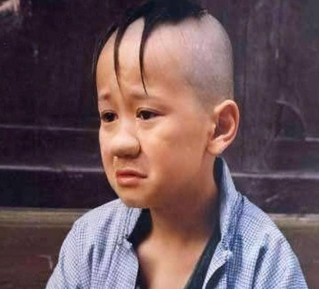 原来是在《三毛流浪记》的时候,他为了更好地扮演三毛的这个发型,长
