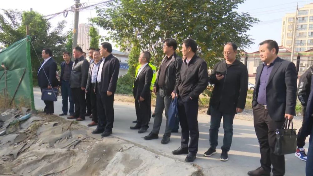 周正威一行先后实地查看了海浪湾浴室两侧废品收购站,博物馆后停车场