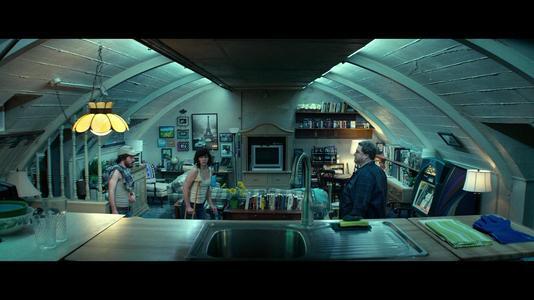 等到老霍出来,她就推翻高氯酸,自己再回到地窖打包自己的防护服和面具