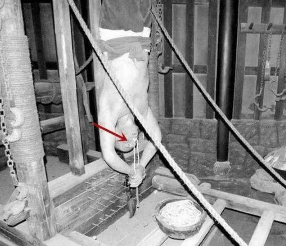 然后将她们倒挂在高达几米的木桩上,行刑者拉紧绳子,女特务越害怕,越