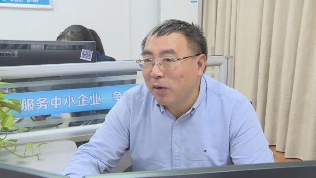 今天上午,市生态环境局党组成员,副局长何长顺接听了