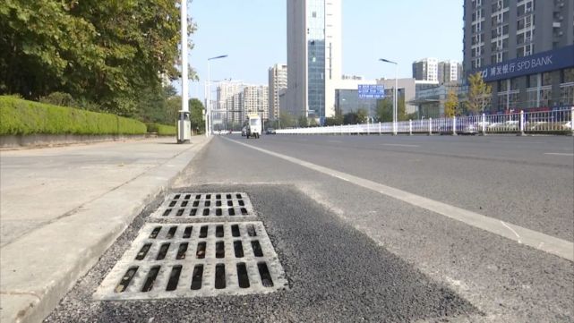 精细化管理城区雨水篦子全面更换保证道路排水畅通