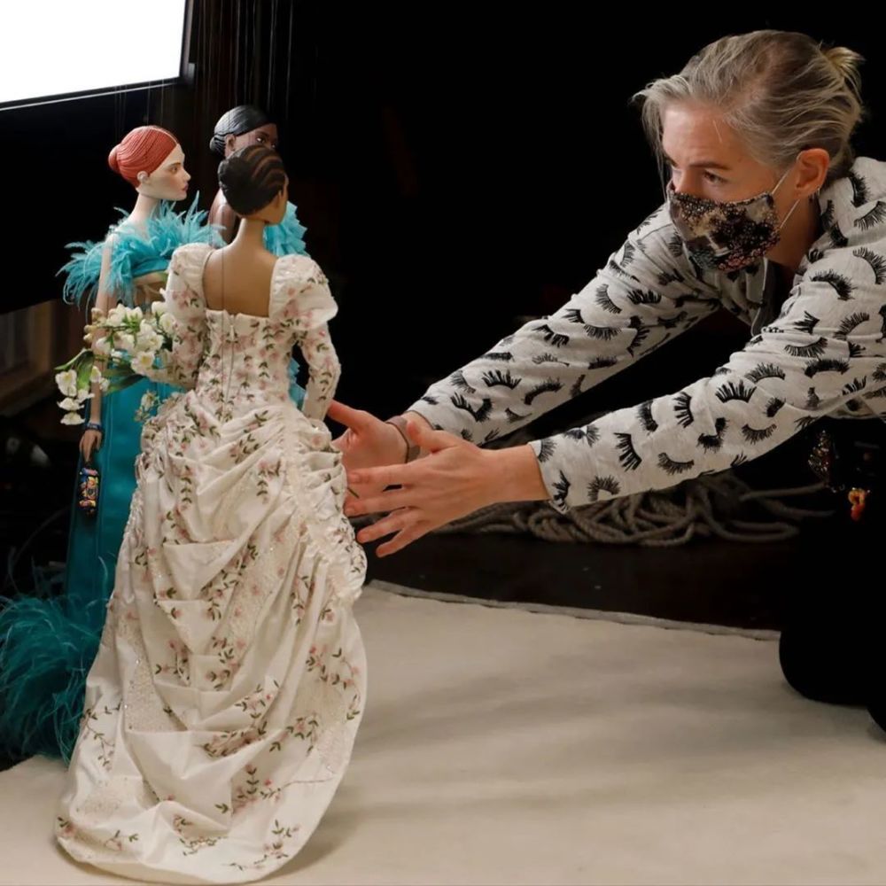 的「the creature shop」团队进行合作,人偶都是按照真人大小制作,再