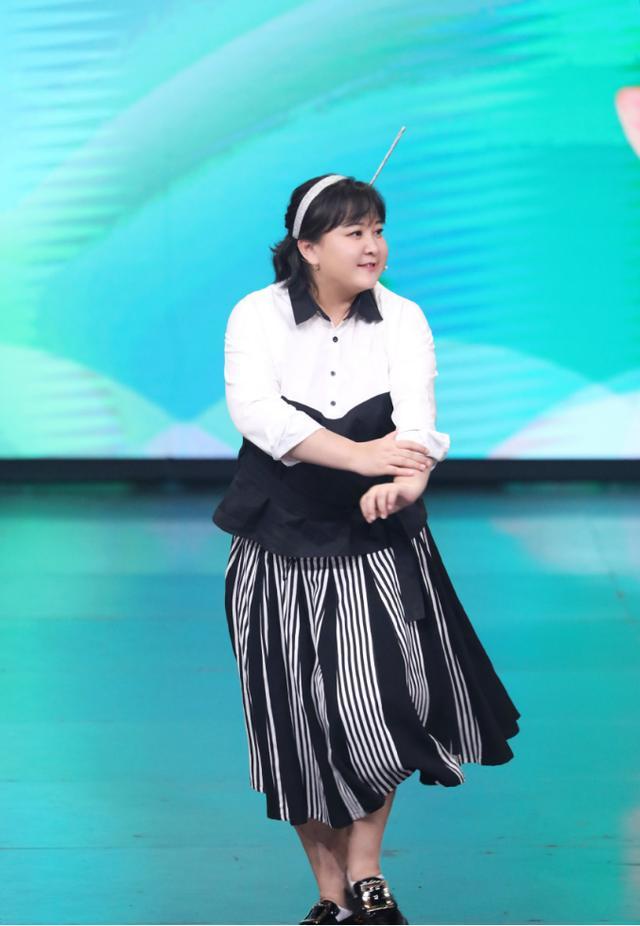 贾玲时尚搭配不认输圆润身材穿黑白配色腰上显瘦曲线感也挺好