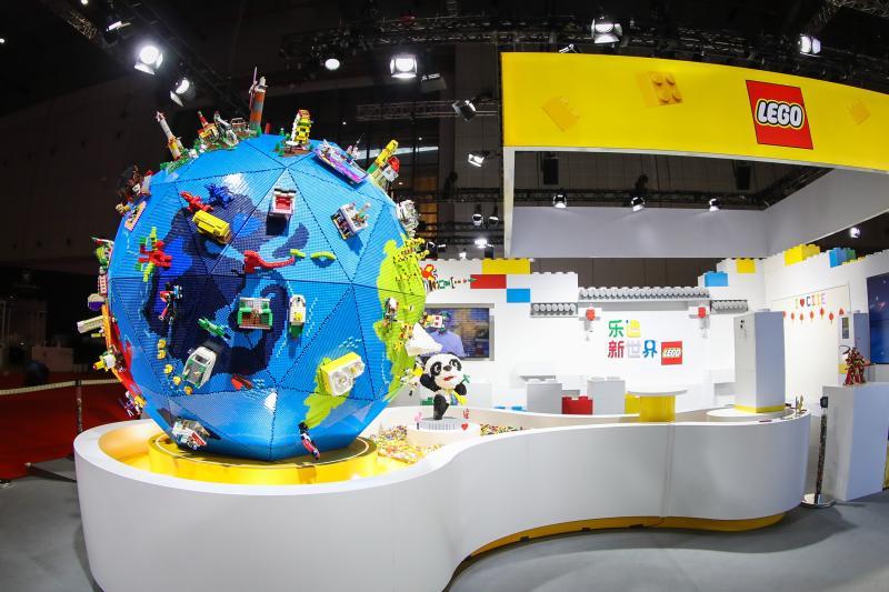 62750块乐高积木打造乐造星球亮相进博会内含中国儿童创意小模型
