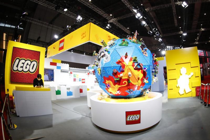 今年进博会上,378平方米的乐高集团展台将以"乐造新世界"为主题,在