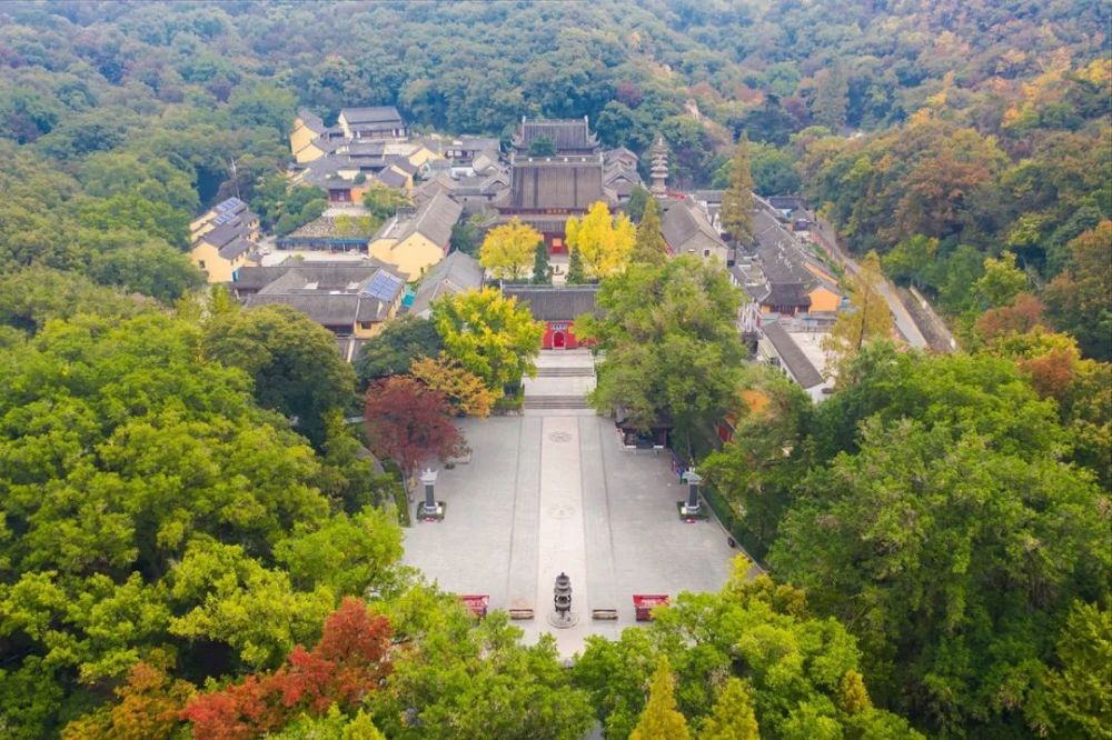 發班地點:省美術館門口停車場;回程發班地點:棲霞山風景區西門對面50