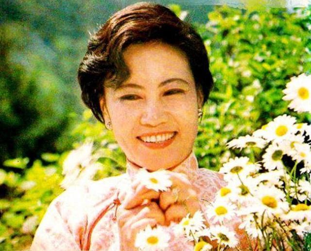 小芹俞平,2婚嫁大10岁作家,当严歌苓继母?