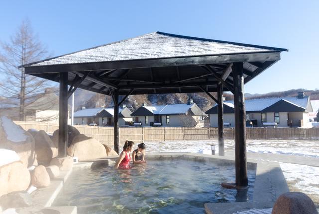 东北最奇特的温泉,媲美北海道温泉,而游客却爱温泉旁的露天泳池