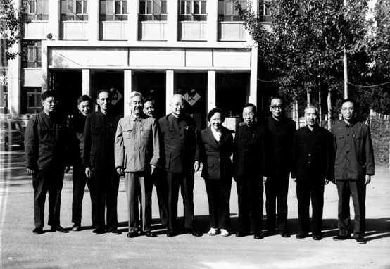 20世纪70年代,物理学家袁家骝,吴健雄访问高能所,在办公大楼前合影