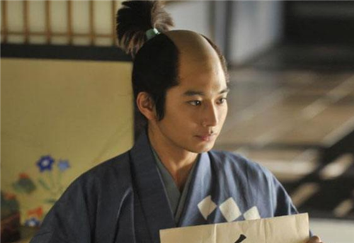 古代日本男人爱将脑袋中间头发剃光以秃头为荣背后真相是啥