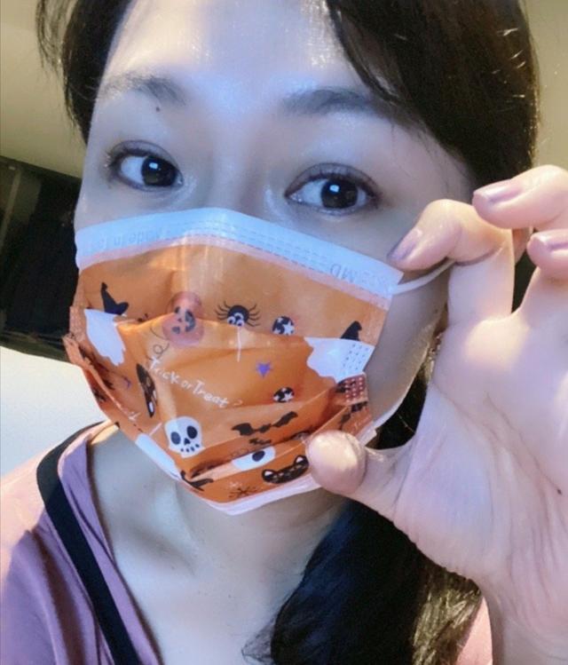 甜歌皇后卓依婷带孩子游玩与6岁女儿似姐妹曾被谣传逝世20年