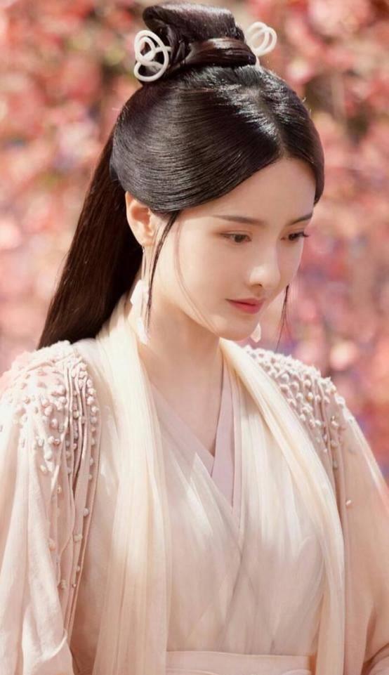 金瀚晒张芷溪开车视频,公开秀恩爱太甜蜜,素颜出镜状态好