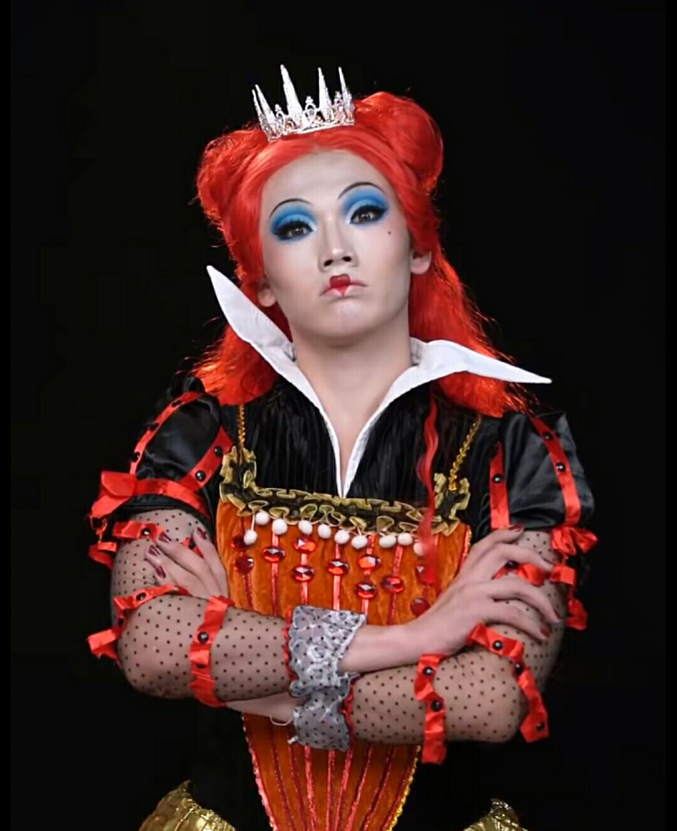 素颜大哥仿妆红皇后开始皮肤还挺不错看到最后是吃多了吗