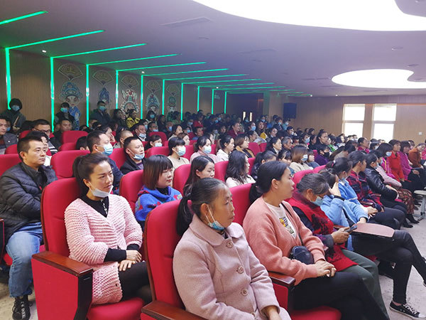 家校共育静待花开清泉学校召开一年级家长会