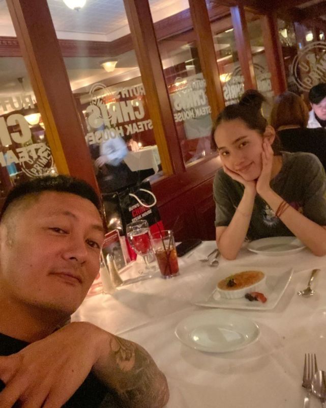 但是模特出身的她却来头不小,是台湾亚美集团总裁王东生的女儿.