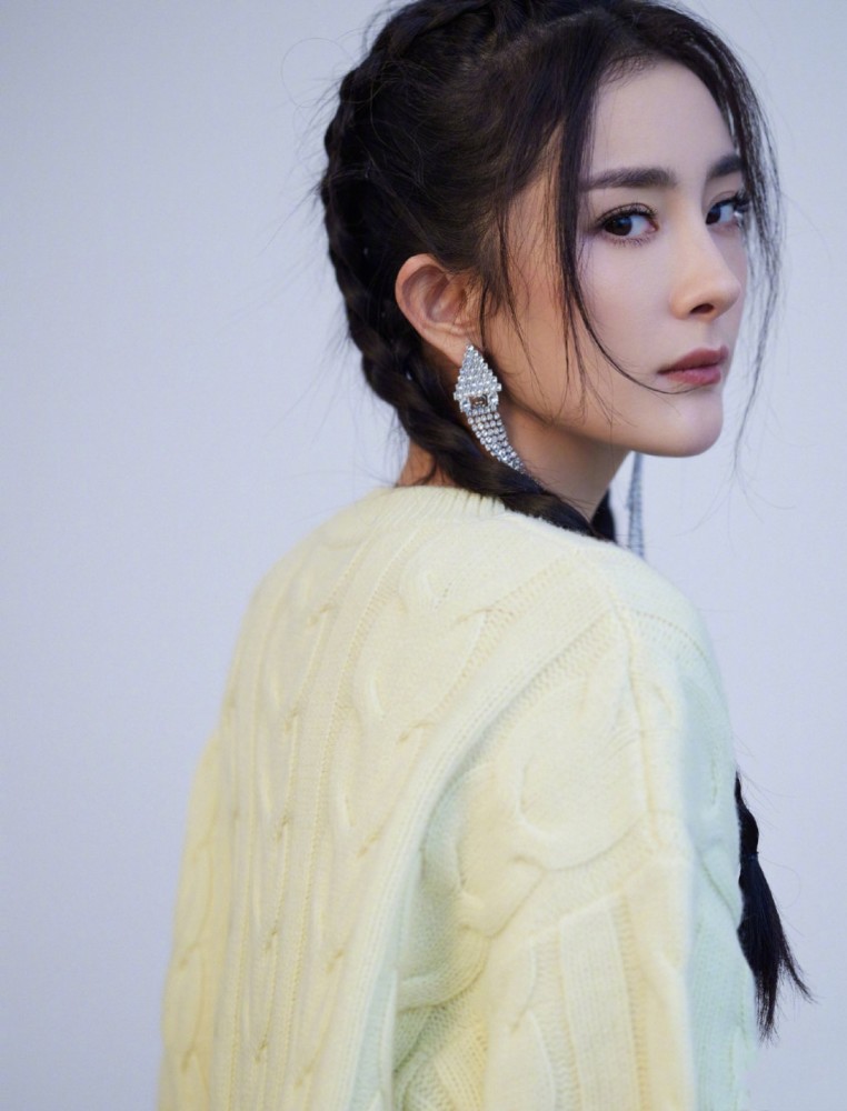 杨幂双麻花辫造型可爱又活泼青春活力的可爱猫咪毛衣温柔恬静喜欢