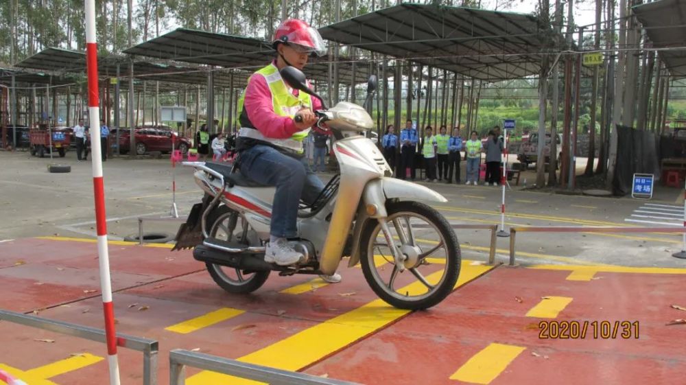 考場就在家門口藤縣交警摩托車駕駛證送考進村頭