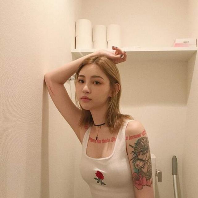 打开某音,痞幼的粉丝数已经达到了五六百万,当然其