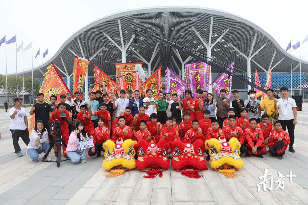 合影留念据了解,桥头醒狮团作为宝安区优秀传统文化传承的亮丽名片之