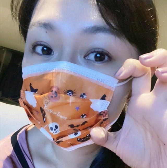 甜歌皇后卓依婷带孩子游玩与6岁女儿似姐妹曾被谣传逝世20年