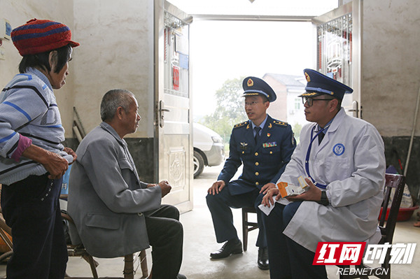 驻湘空军某部蓝天情健康扶贫跃动衡阳田间地头