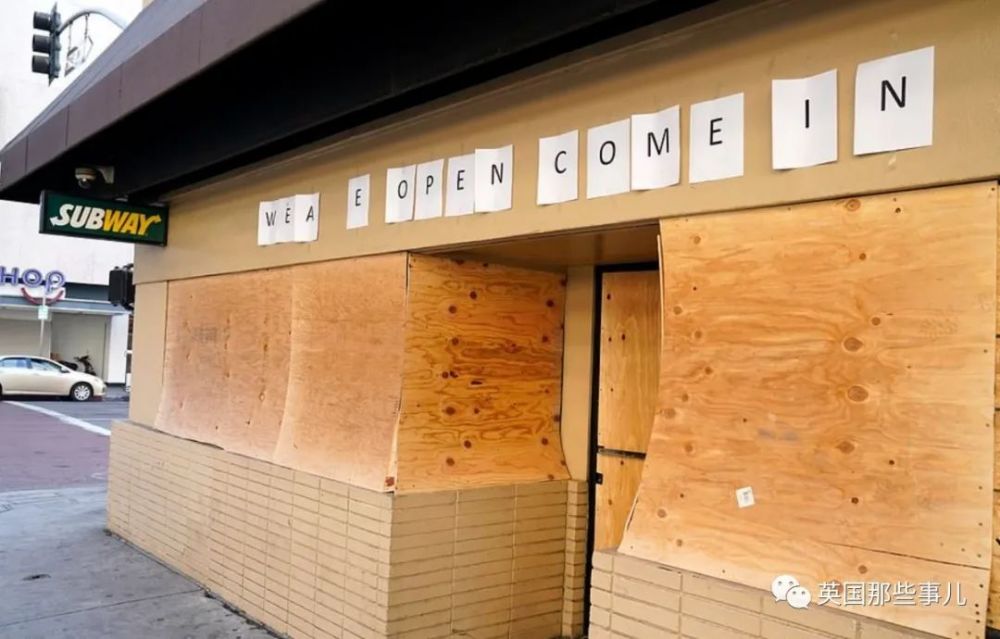 美国大选日终于来临川普拜登死命拉票没完商家先用木板封门了