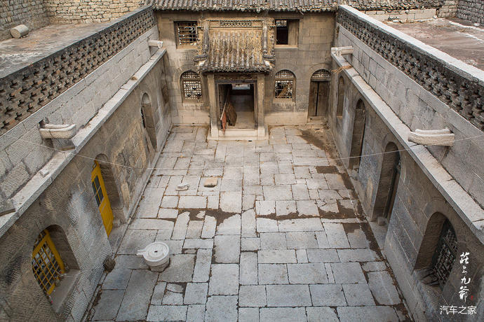 太行深处吕家村古宅里贴着神秘的紫色对联