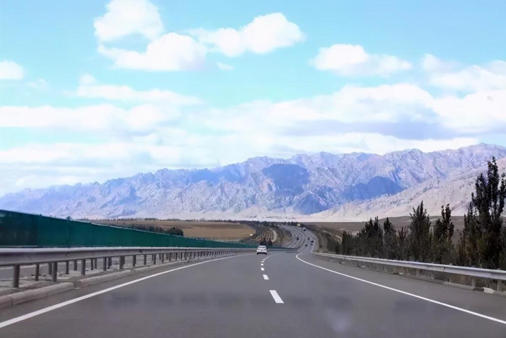 新藏公路北起塔克拉玛干沙漠南缘重镇新疆叶城县,南抵西藏阿里地区及