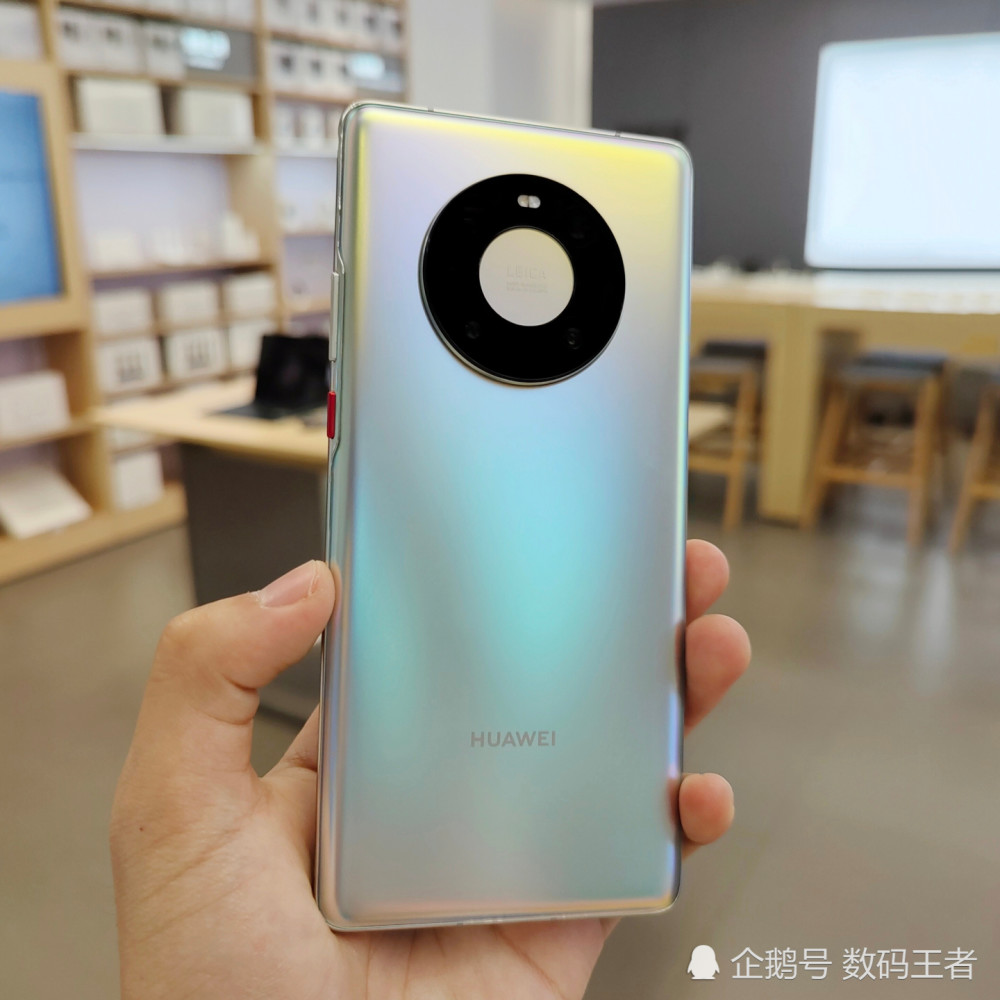 最重要的还是华为mate40pro后盖设计也确实好看,而且