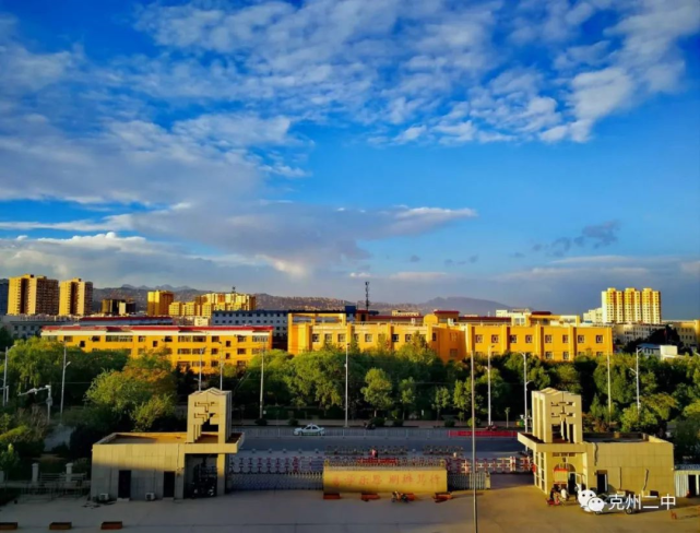 李鑫川爱在弹指间为克州二中六十年校庆而作