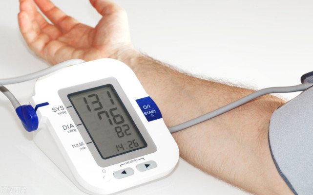 自己家在家测血压 总是第一次高 后两次越来越低 哪个结果准确 测血压 血压 电子血压计 高血压