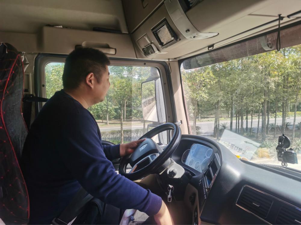 一名货车司机接受记者采访.
