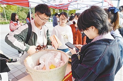 新鮮水果,蔬菜,堅果,蜂蜜,特色小吃……11月1日上午,河南大學民生學院